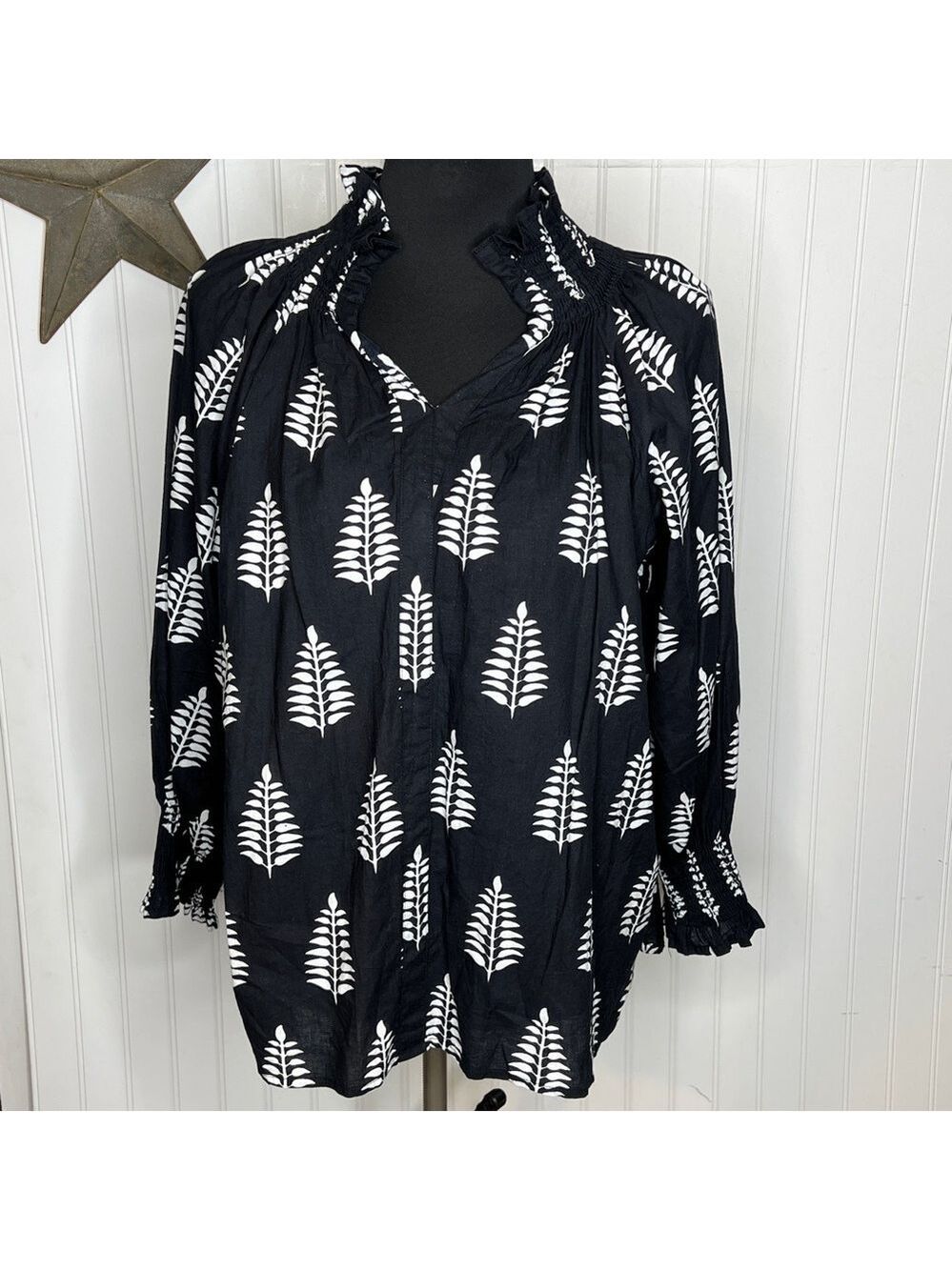 Mod's Mahal Black and White Blouse Size Medium/Large